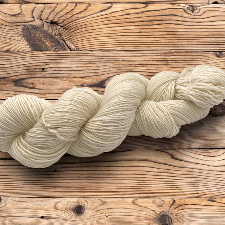Fil non teint : fil à tricoter simple Superwash Merino pour la vente par Rooster Yarns