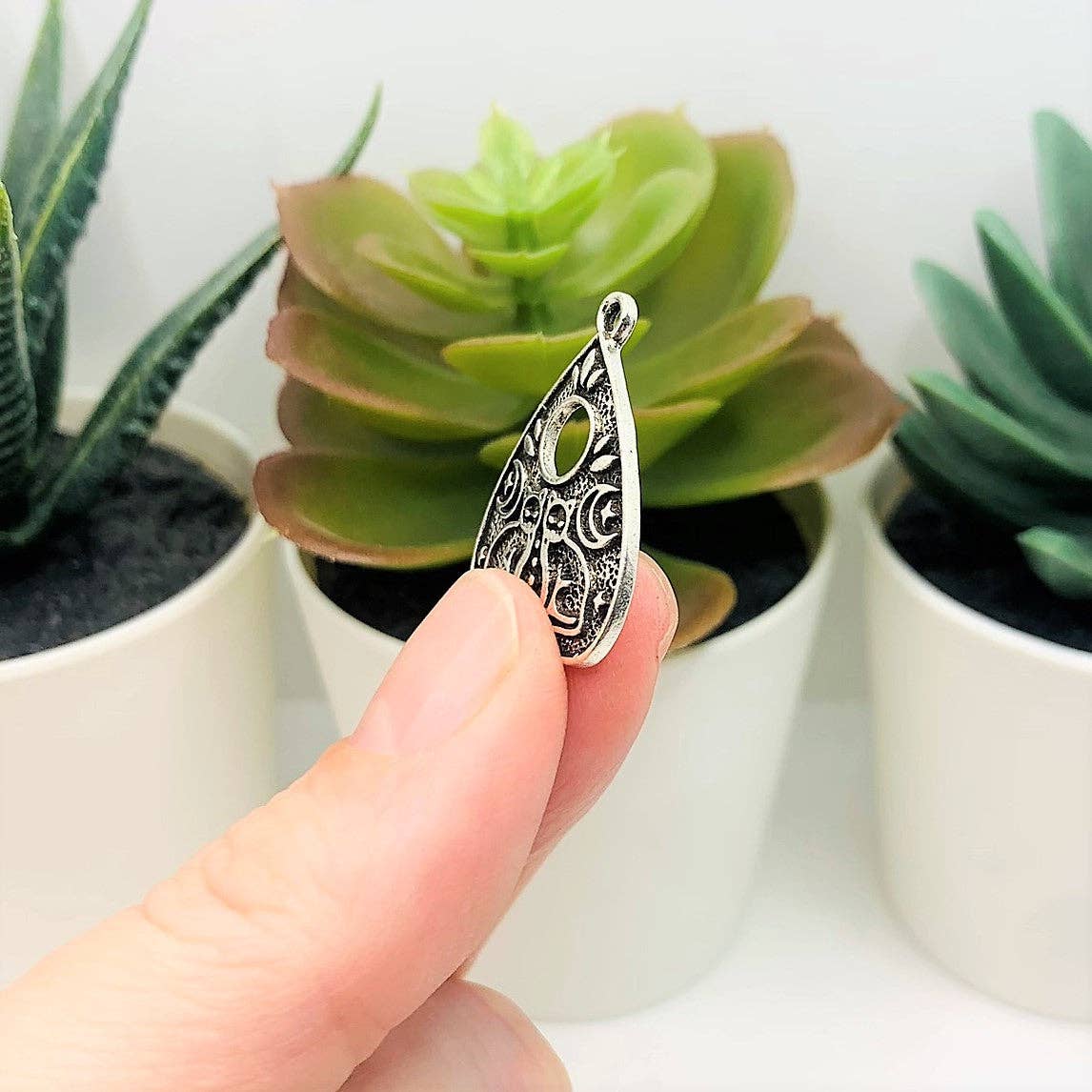 Guerrilla Charm - Vente Breloques/médailles personnalisées - Breloques Planchette Ouija Chat en Argent Antique, 19x25mm4