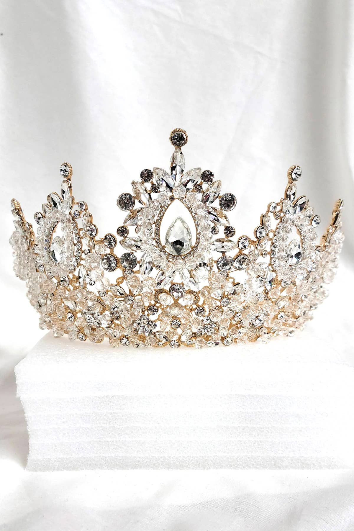 Chicas - Wholesale Tiara - Women's - Metal tiara with crystal balls and jewel rhinestones HT96225