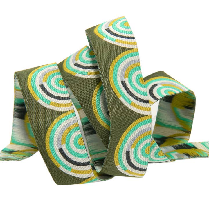 Ruban hypnotiseur doré et menthe sur vert - Tula Pink pour la vente par Renaissance Ribbons