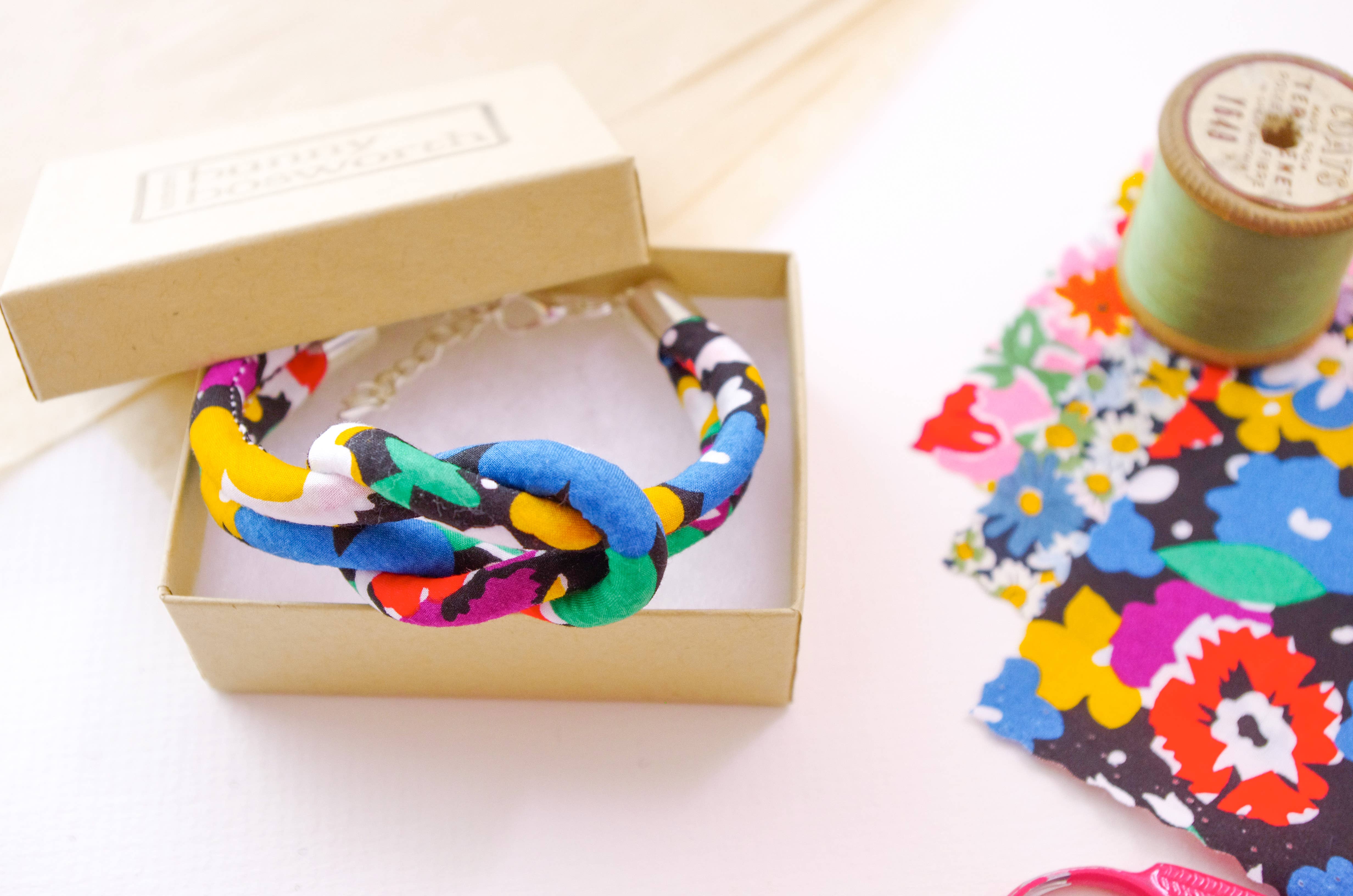 Bunny Bosworth – wholesale Woven/braided bracelet – Reef Knot Bracelet in Liberty Print Fabric - Deco Florals2