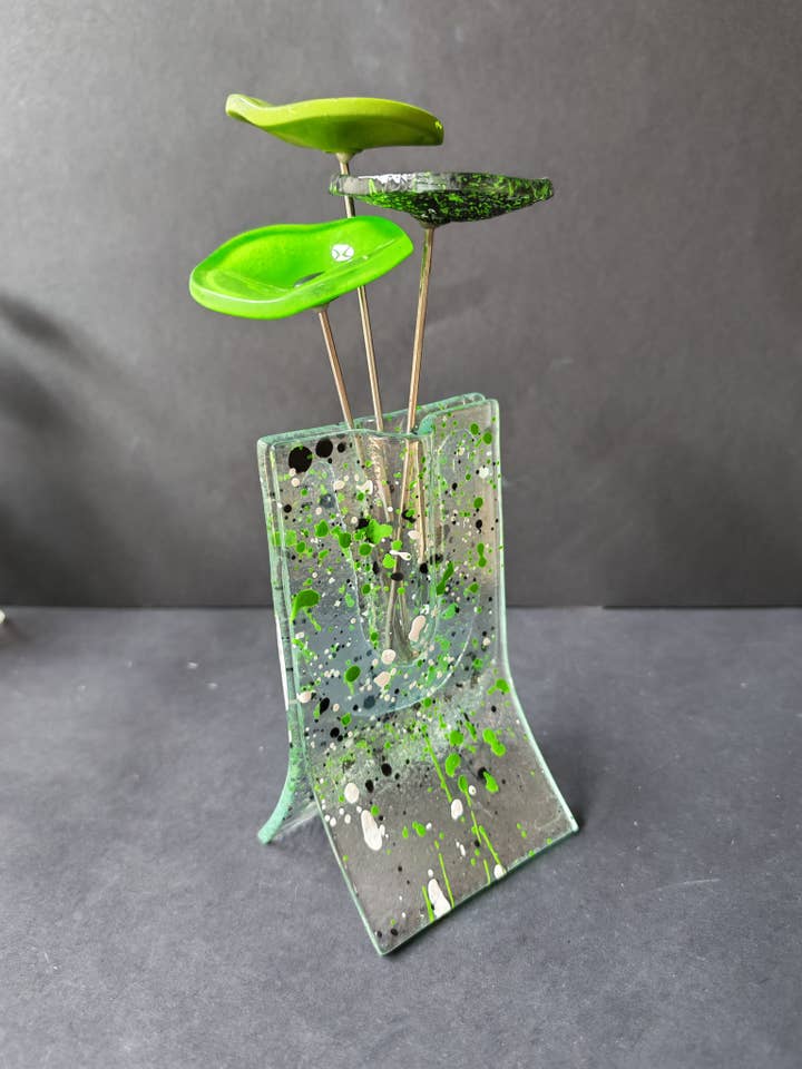 Lille vase med grøn-hvid-sort pletmønster, 8x13 cm for engroshandel hos CARNEOL GLASS