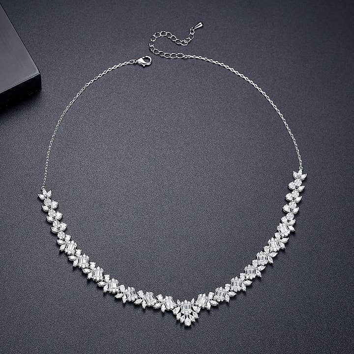 Collier tendance en zircone cubique pour femmes, bijoux de mariage et de mariage pour la vente par Gaia Fashion Inc
