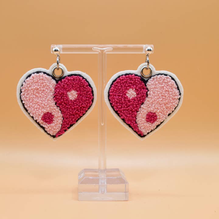 Brincos bordados coração Yin Yang por atacado de The Untrend Shop