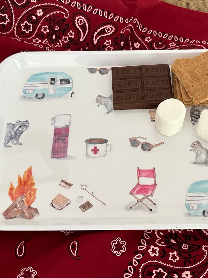 Plateau de service en mélamine illustré à l'aquarelle "Happy Camper" pour la vente par LSA-studio