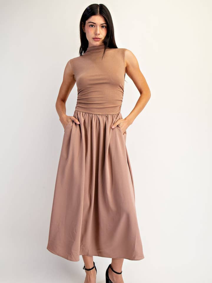 Ärmlös midiklänning med hög krage, rynkad midja och fickor för wholesale av Edit by Nine