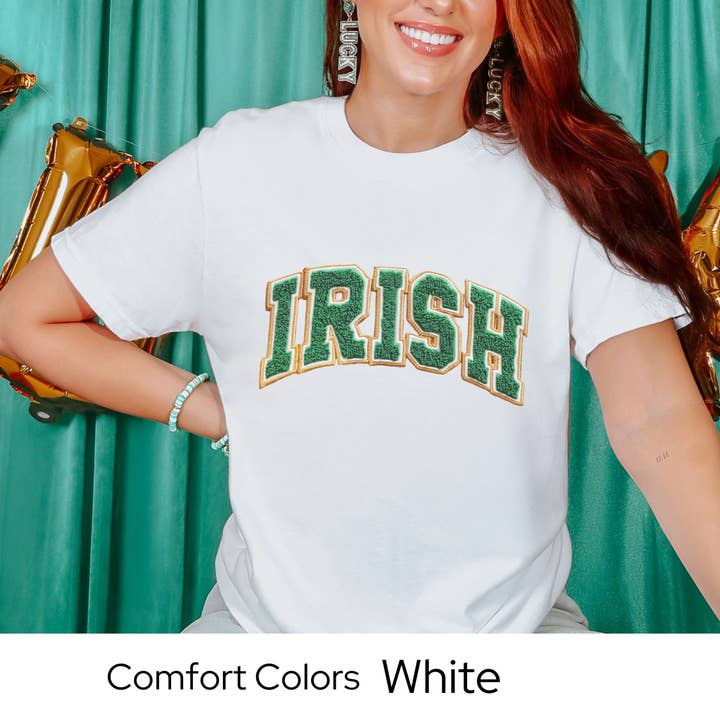 St. Patrick's Day Grafisch T-shirt, Iers Varsity Letter Tee, Groen Iers Shirt voor Vrouwen, St. Patrick's Outfit Comfort Colors 1717 voor wholesale door The Boutique by Sarah