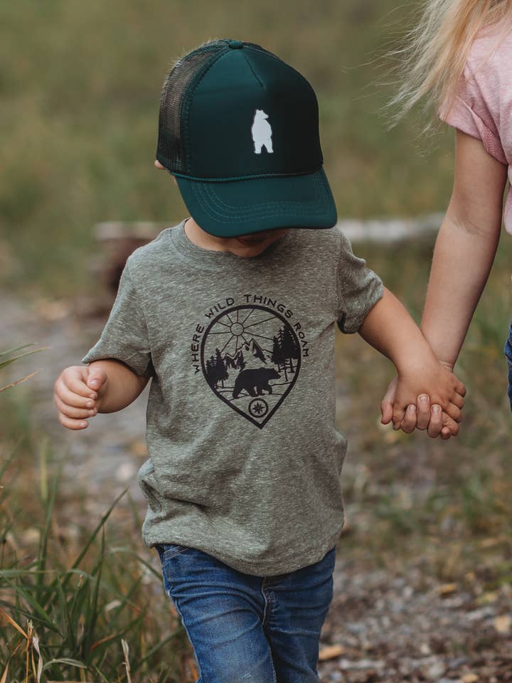 ¡Hola Bear! Gorra de camionero para niños: verde oscuro para venta al por mayor de Made of Mountains