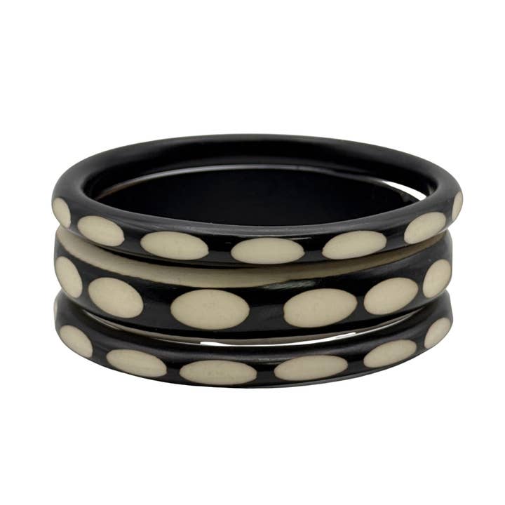 Ensemble de bracelets superposés en résine à pois noirs et blancs pour la vente par Treasure Jewelry