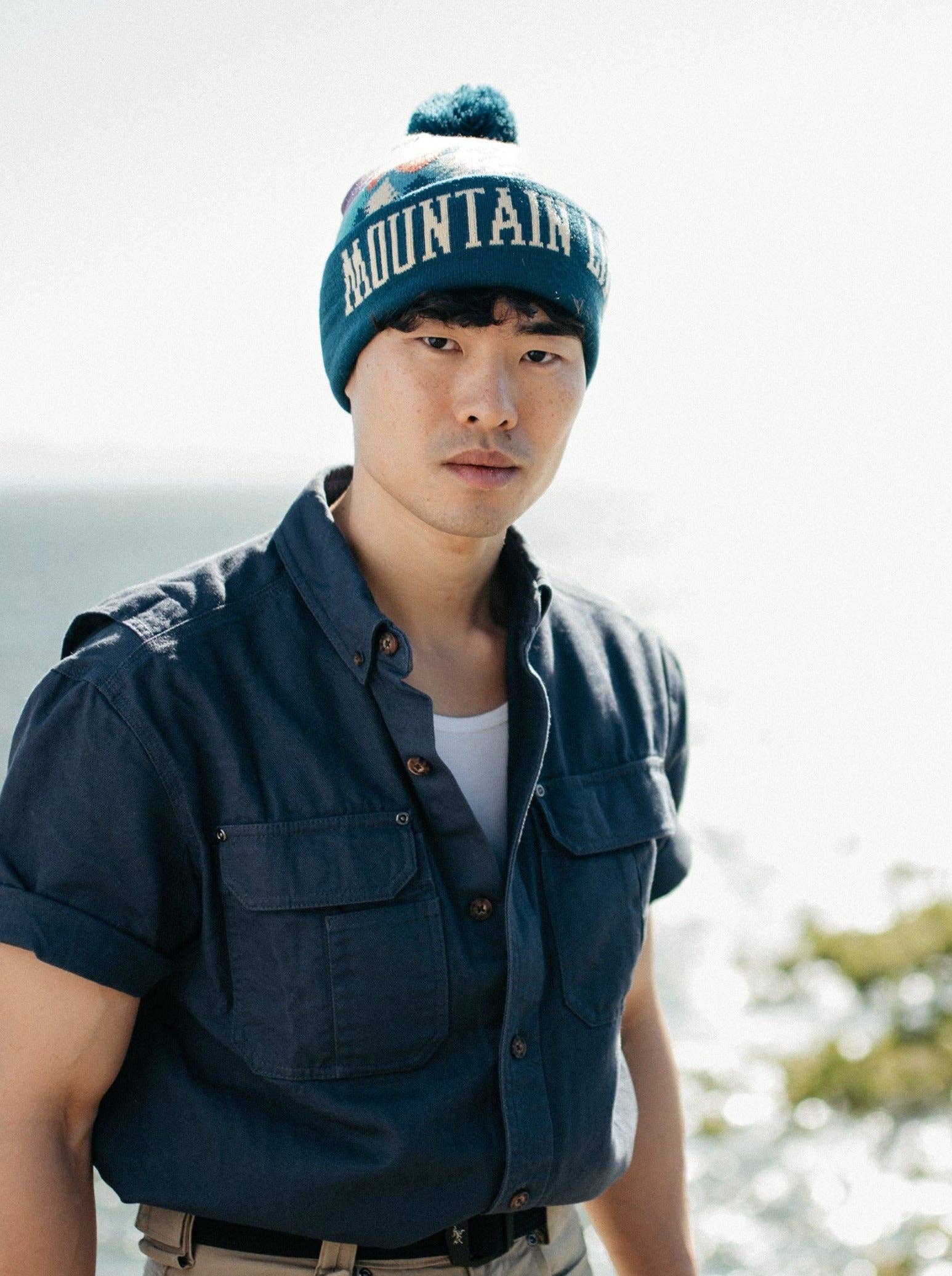 Northern Icons Creations INC - Vente Échantillon pour commerçant – vêtements unisexes - Bonnet en tricot Mountain Life avec pompon, chapeau d'hiver pour la randonnée, le camping et les activités de plein air.8