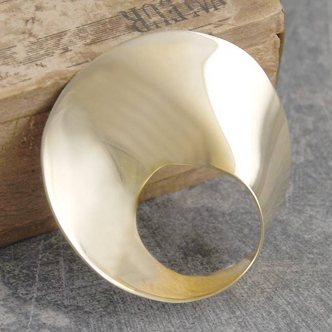 Broche en or Swirl Designer pour la vente par Otis Jaxon London