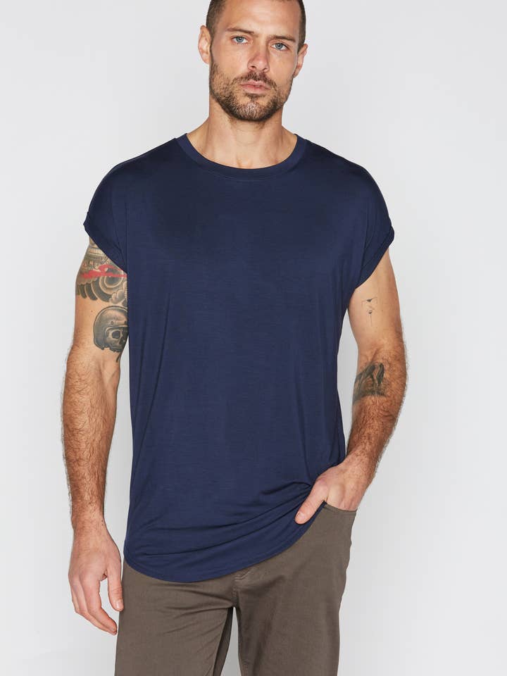 Camiseta de hombre con dobladillo curvado de modal para venta al por mayor de Mika Jaymes