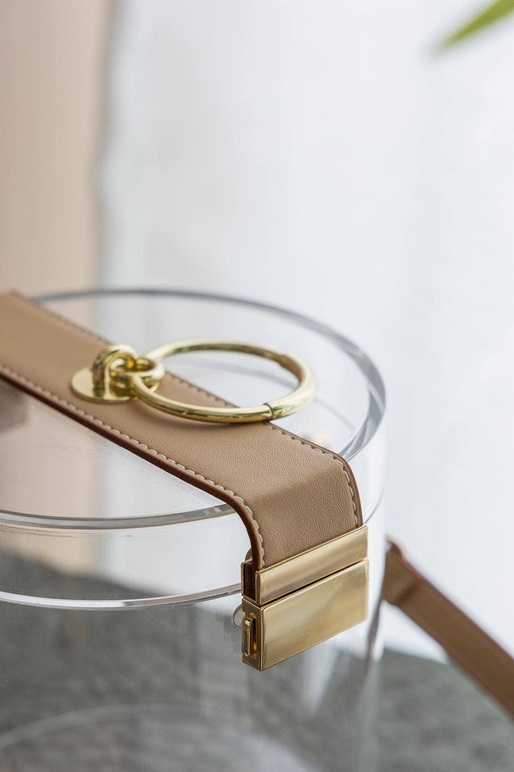 A&B Home Group Inc. - Vente Boîtes décoratives - Boîte de rangement en acrylique 6x6x6,5" avec sangle en simili cuir - Transparent5