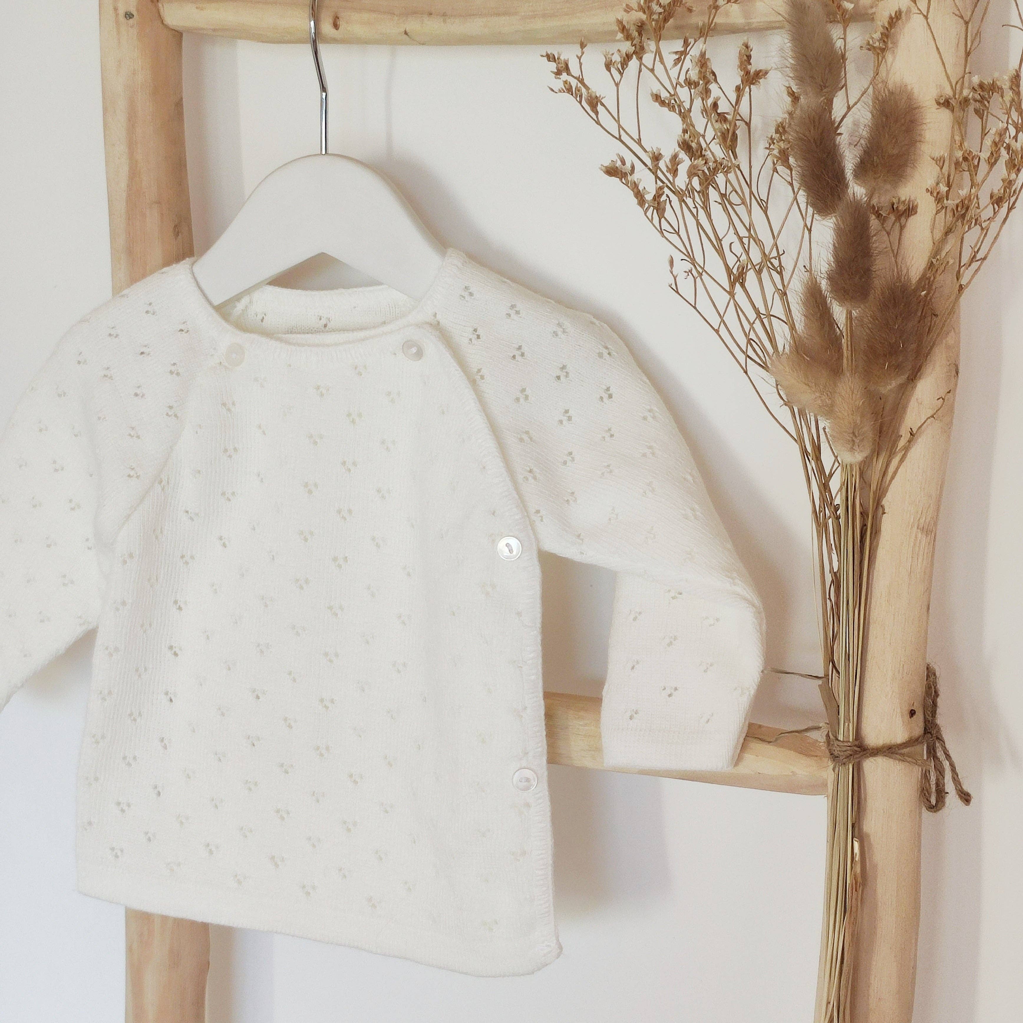 Les p'tites Merveilles de Bérénice – wholesale Tröja - Baby – Ecrufärgad baby-bh med spetsmönster, stickad i Frankrike1