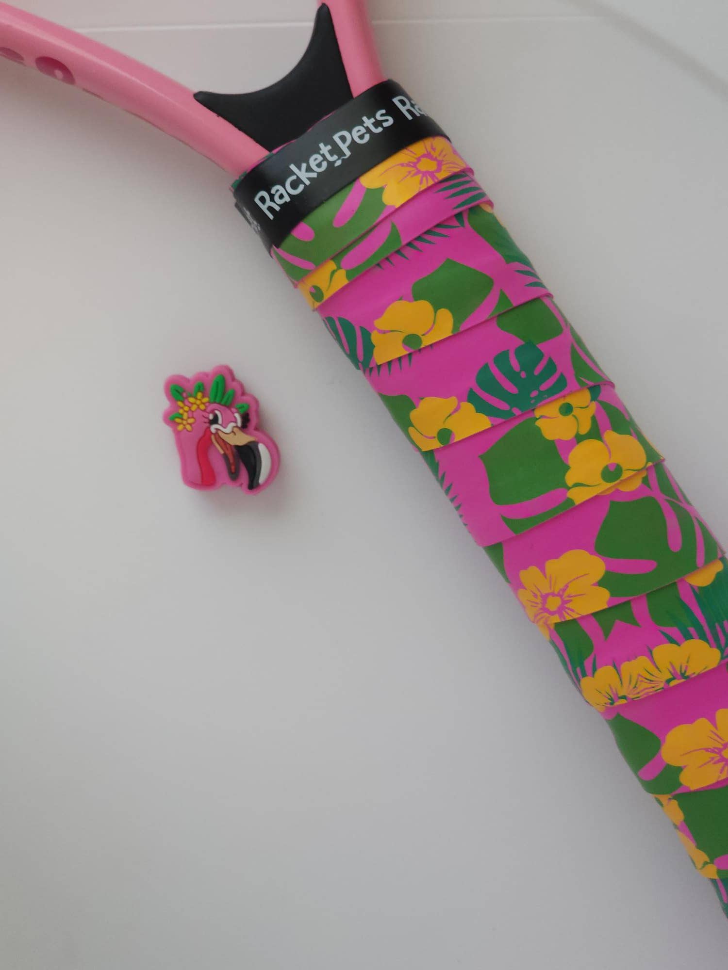 Racket Pets – Großhandel Sportliches Zubehör – Flamingo Tennis Overgrip Tape und passender Stoßdämpfer4
