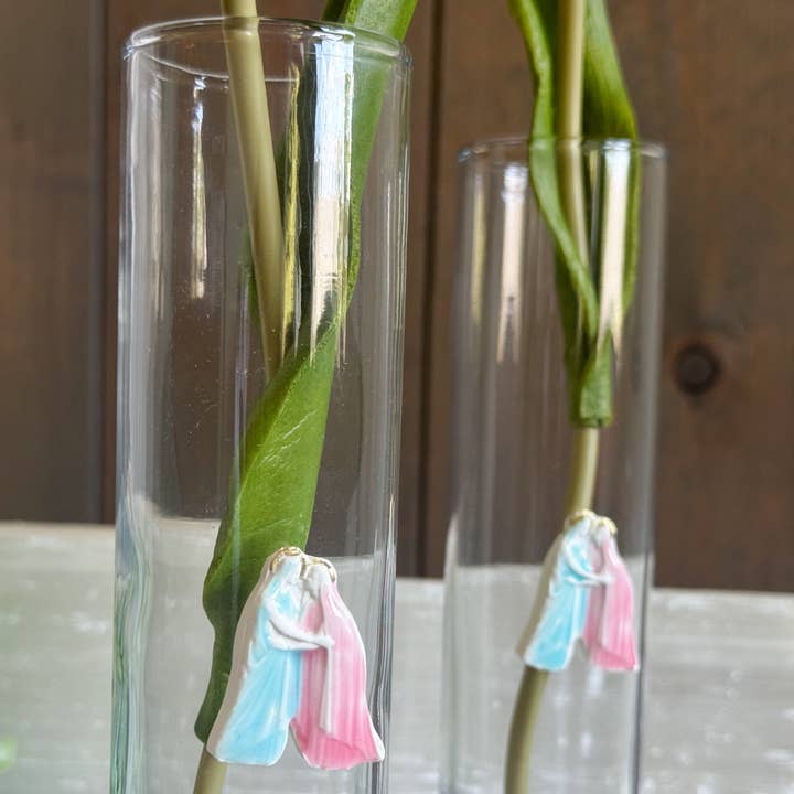 Le vase soliflore en intaille peint "The Visitation" pour la vente par BeeStill Design