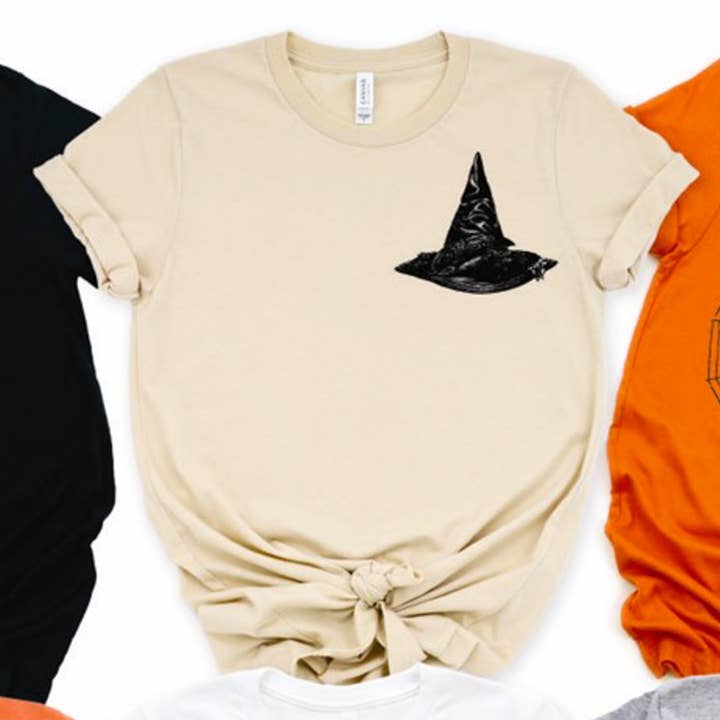 T-shirt à logo avec poche Witch Hat pour la vente par Peach Closet
