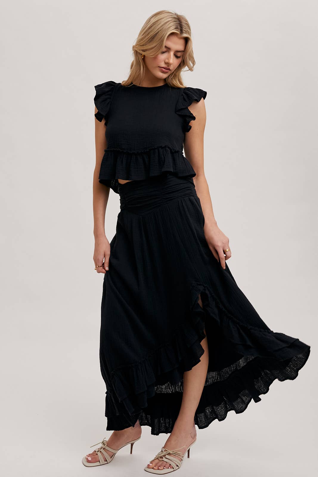 Bluivy – Großhandel Set aus Oberteil und Rock – Damen – MINIROCK-SET MIT CROP TOP UND SEITENSCHLITZ MIT RÜSCHENBESATZ5