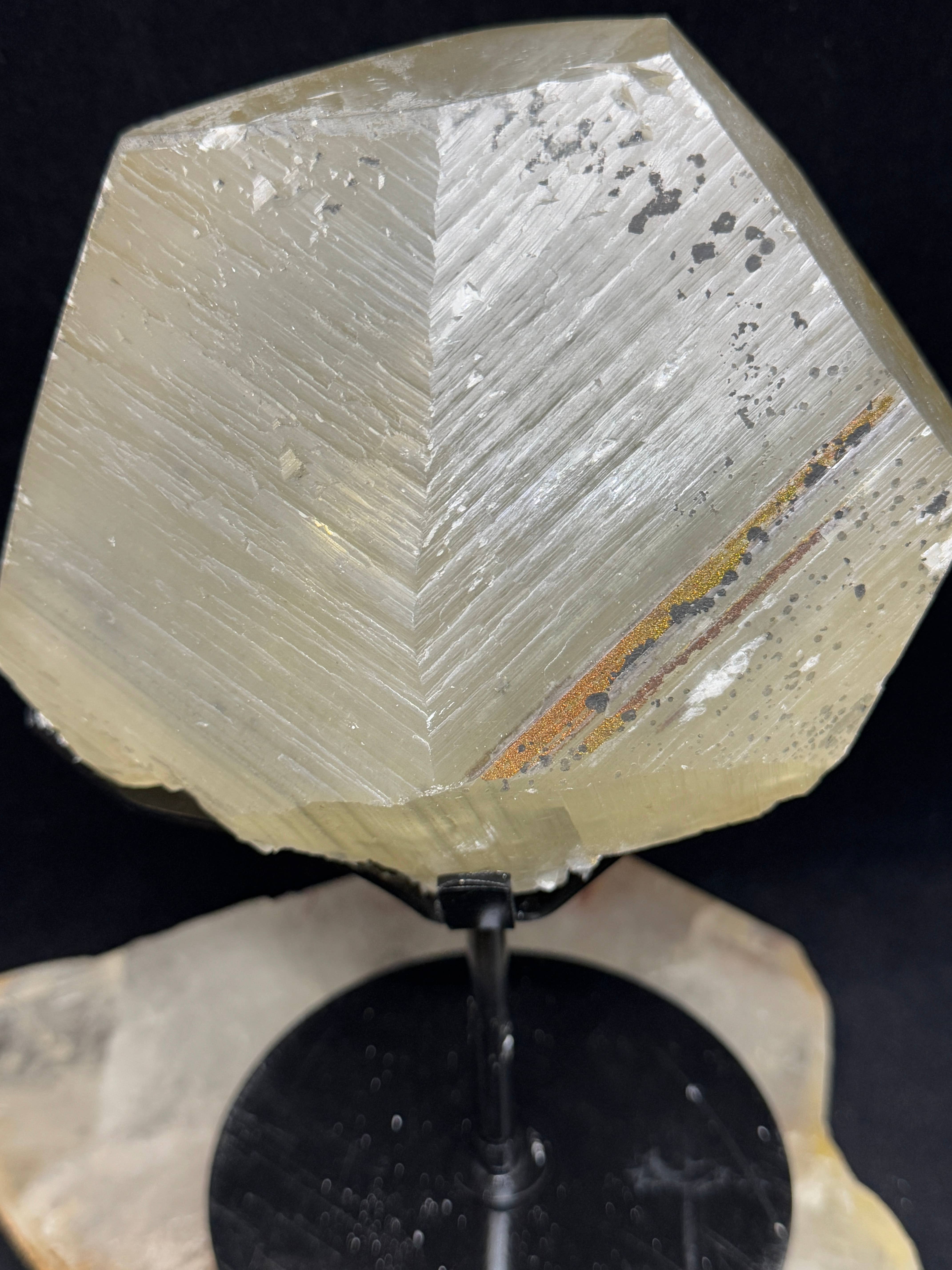 The 7 Directions - Wholesale Spiritual Stone/Crystal - UV reactive calcite free form w/ chalcopyrite F23E7