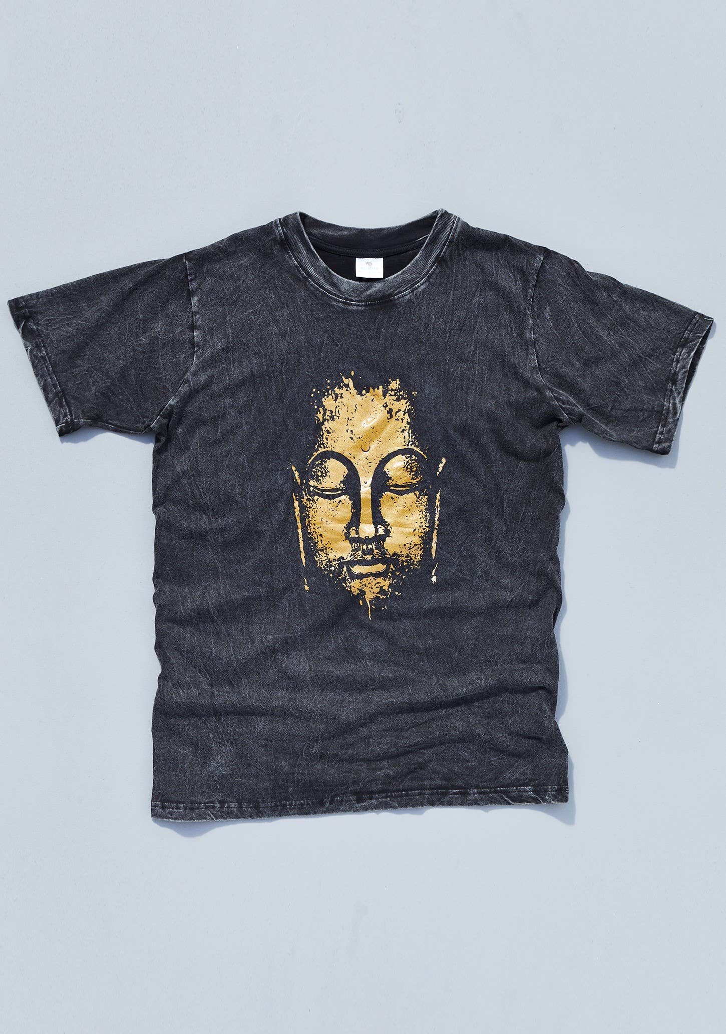 Namaste - Wholesale T-shirt met print - Uniseks - Stonewashed uniseks t-shirt met gouden Boeddha-print1