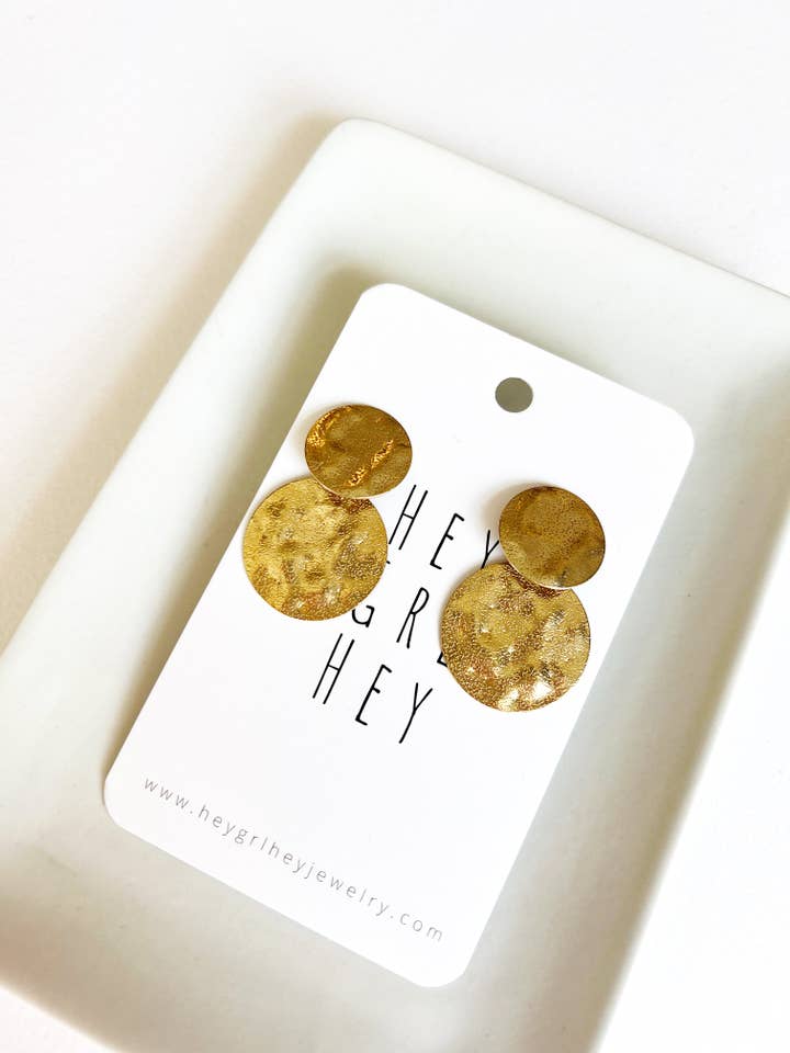 Les boucles d'oreilles Rabia pour la vente par Hey Grl Hey Jewelry