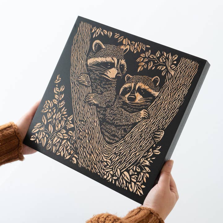 Benoit's Design Co. – wholesale Väggskylt – Tvättbjörnar Graverad Björkpanel