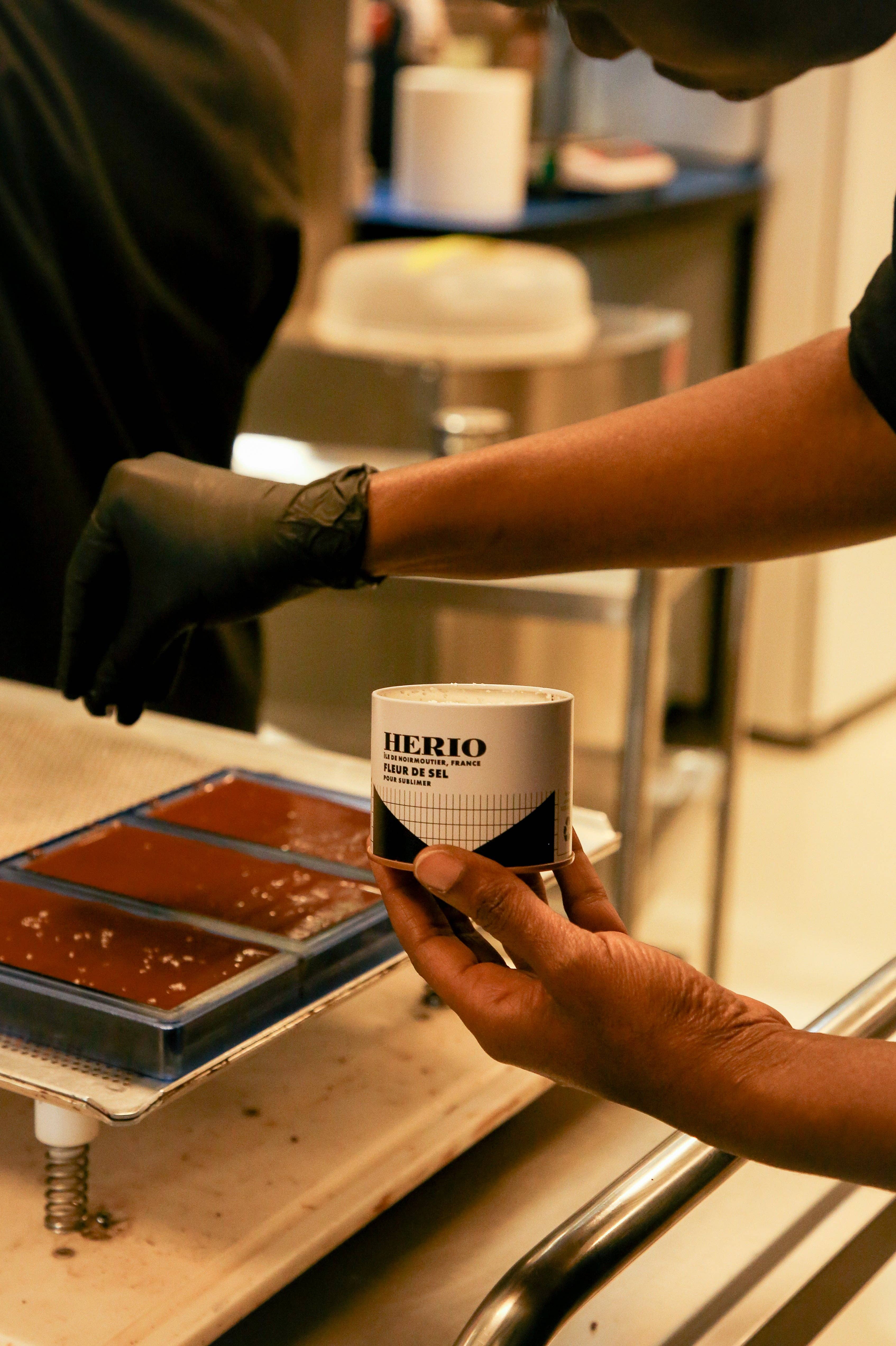 HERIO - Wholesale Chocolate - ORGANIC CHOCOLATE BAR WITH FLEUR DE SEL & ROASTED ALMONDS2