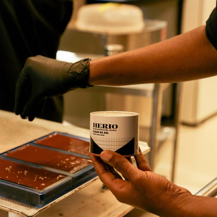 HERIO - Wholesale Chocolate - ORGANIC CHOCOLATE BAR WITH FLEUR DE SEL & ROASTED ALMONDS2