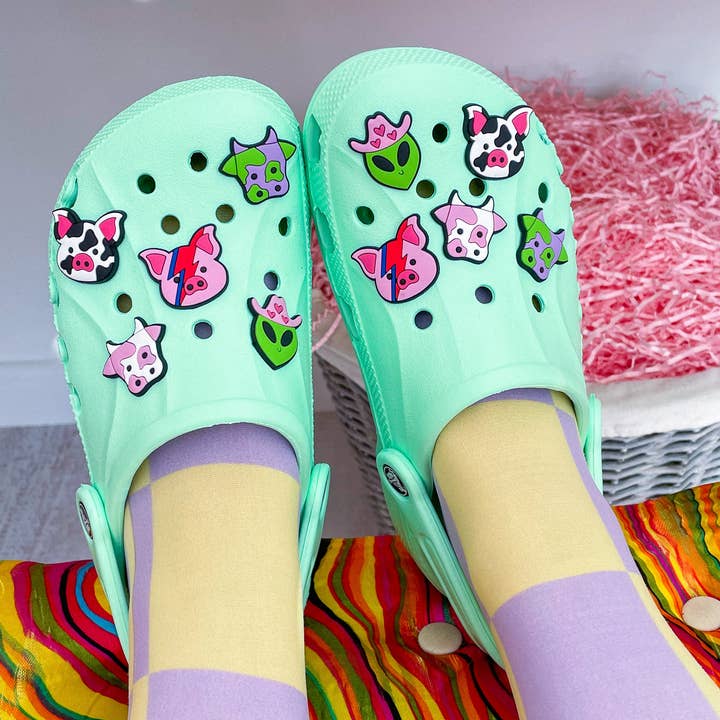 Set de 5 charms para Crocs con vaca, cerdo y alienígena para venta al por mayor de The Clay Drop