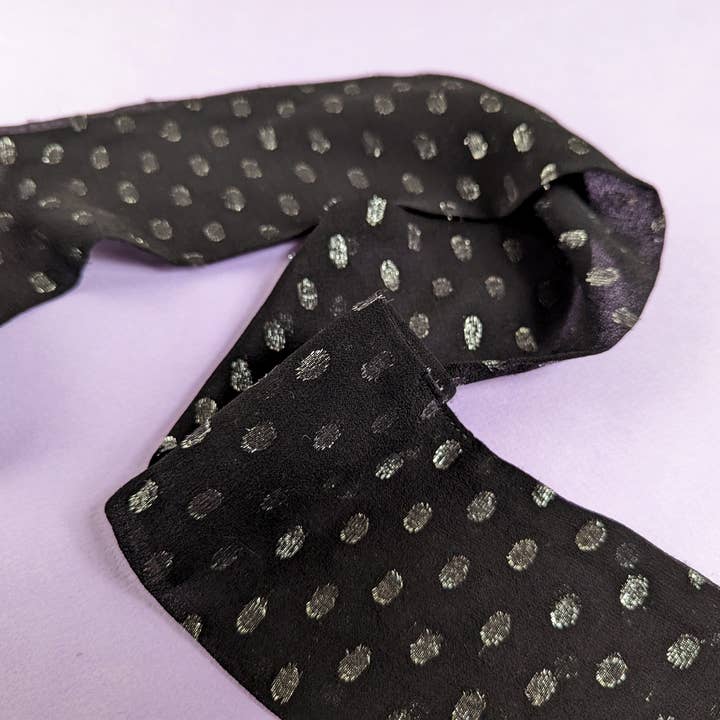 Zwarte zijden haarband met zilveren stippen voor wholesale door FashionMeme LLC