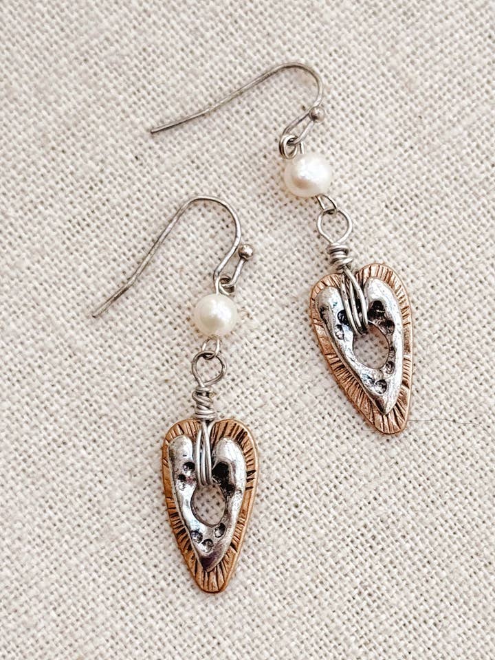 Antike Herz-Ohrringe mit Süßwasserperlen aus verschiedenen Metallen für den Großhandel von Juniper Wish