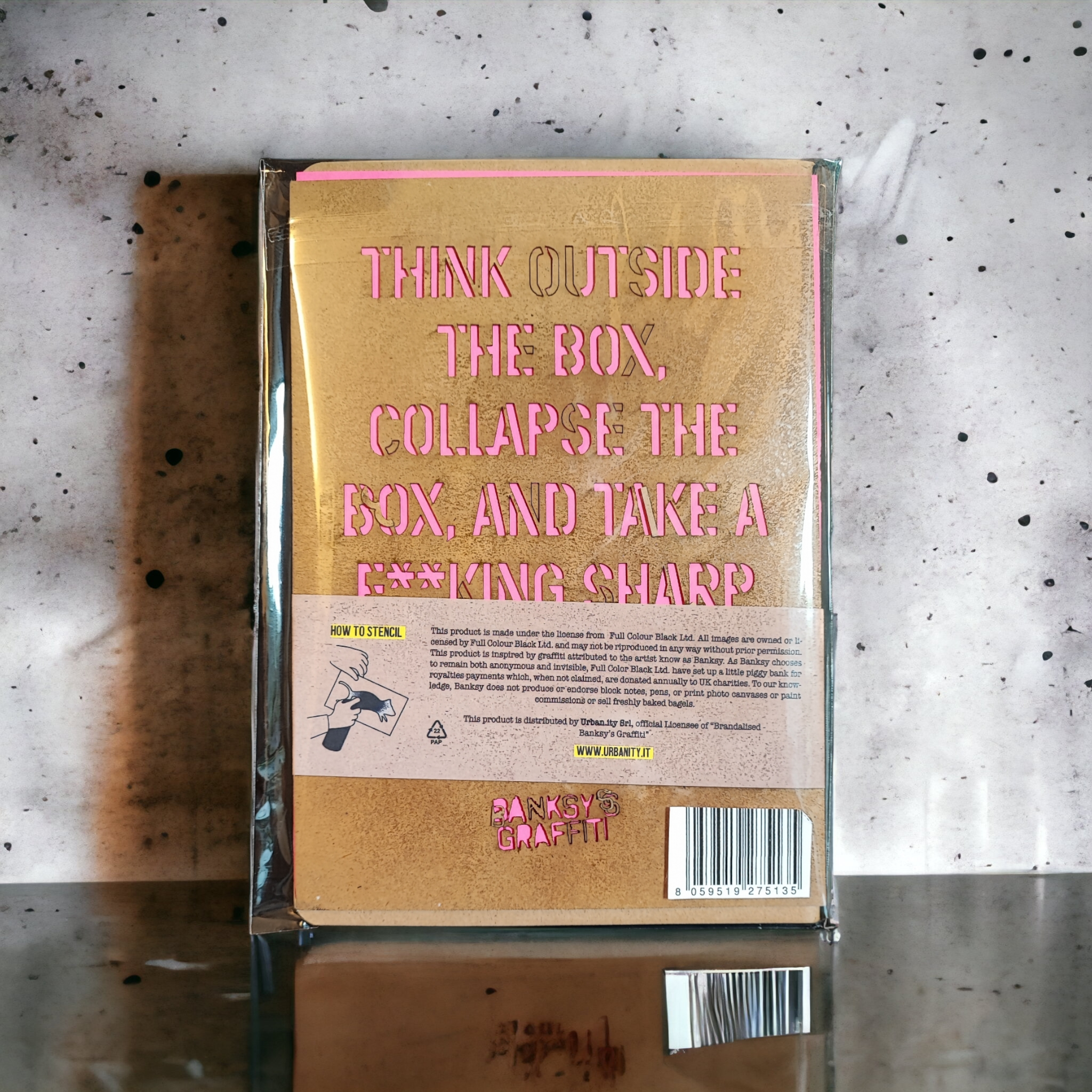 URBAN.ITY SRL - Vente Journal intime - Banksy Carnet de rue A5 + pochoir - Pensez hors du cadre3