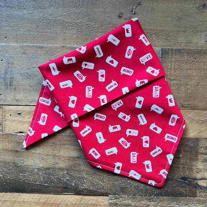 Valentijns Liefdesbriefjes Hondenbandana voor wholesale door Pets and Love Boutique