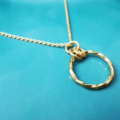 Collana con pendente Endless Circle in oro per la vendita all'ingrosso da parte di Sophellie Jewellery