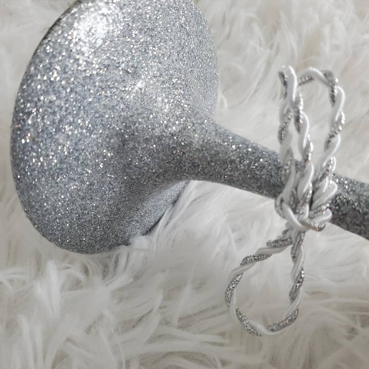 Tots And Tumblers Art – wholesale Wine glass – Cheers to the New Year Silver Glittered Stemmed Wine Glass9