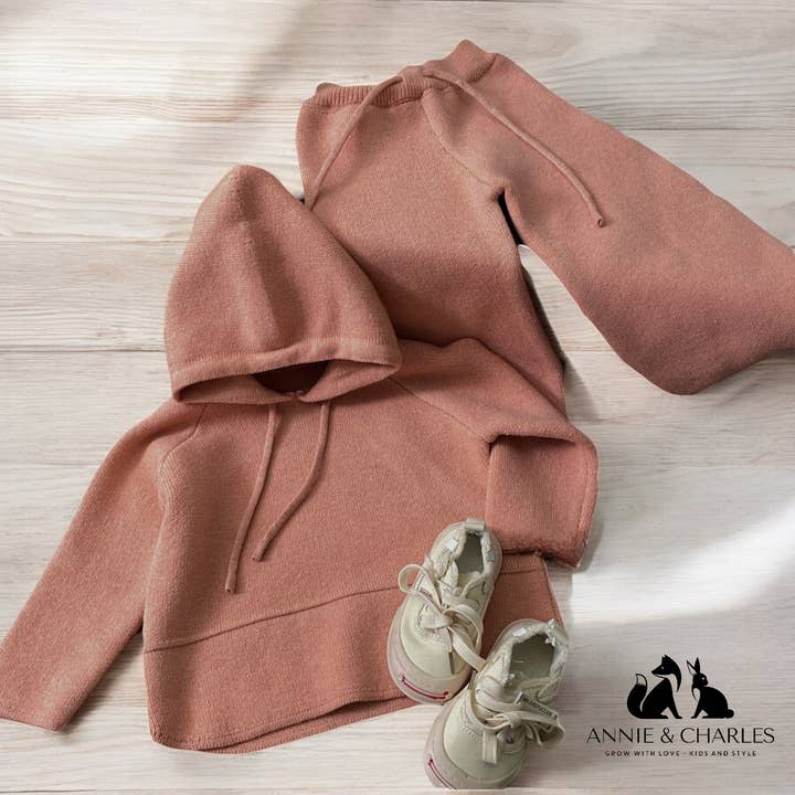 Completo lavorato a maglia per bambini SAMANTHA di Annie & Charles® per la vendita all'ingrosso da parte di Annie & Charles