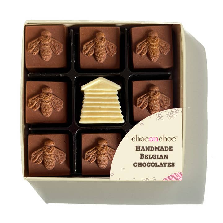 Abeilles en chocolat avec une ruche remplie de miel pour la vente par Choc on Choc