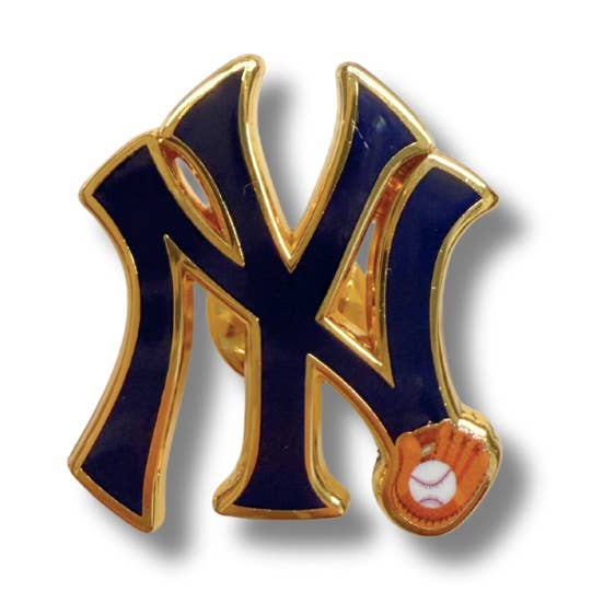 Épingle en émail Yankees | Designs NYC | Souvenirs de New York pour la vente par Fusion Artsy