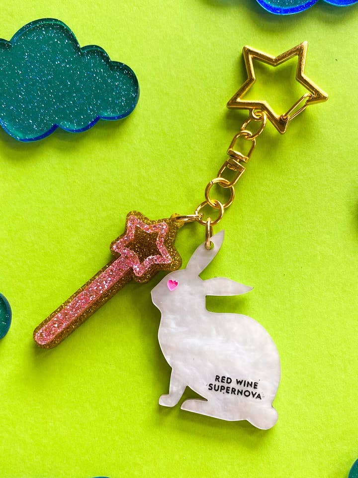 Tryllestav & en kanin nøglering for engroshandel hos No Guts No Glory Jewelry + Co