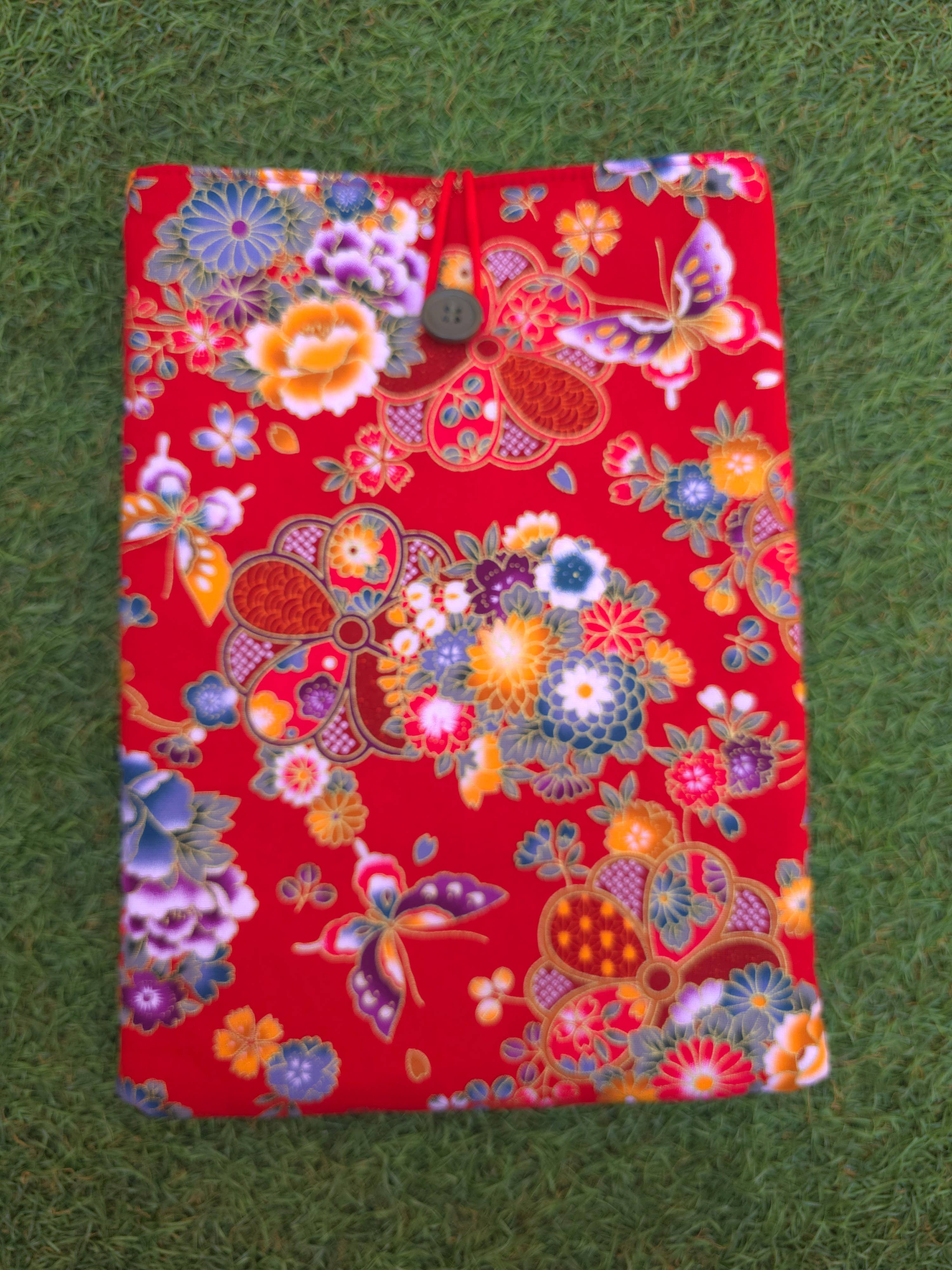 laubelgo – Engroshandel Bogomslag – Polstret bogomslag med orientalske motiver på rød baggrund2