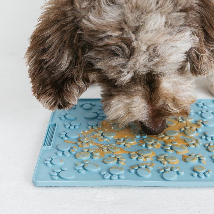 dexypaws - Vente Tapis de gamelle – chien - Tapis à lécher bleu avec grandes empreintes de pattes2