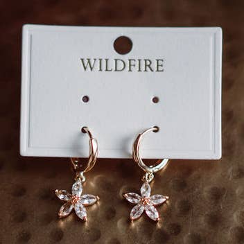 Boucles d'oreilles Huggie Fleur de Rosée pour la vente par Wildfire LLC