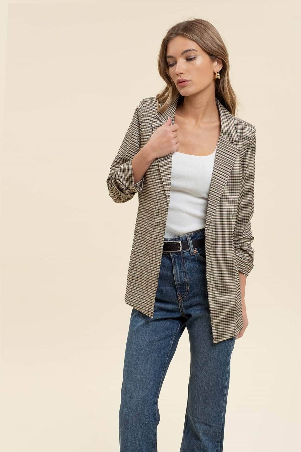 The Workshop Studio – wholesale Blazer - Dam – Rutig blazer med krage och 3/4 ärm med rynkdetalj8