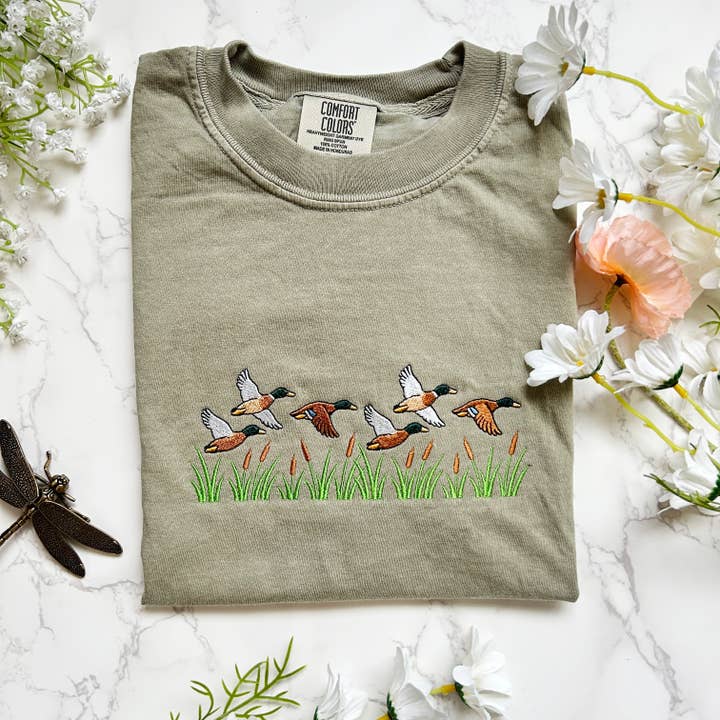 Besticktes T‑Shirt mit Stockente für Outdoor‑ und Naturfans für den Großhandel von Plantiful Design Co