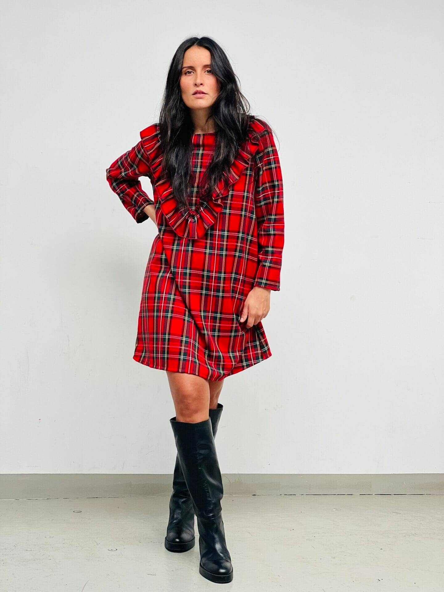 vermelho Vestido vermelho escocês xadrez com decote em V e babados para venda a revendedores na Faire1