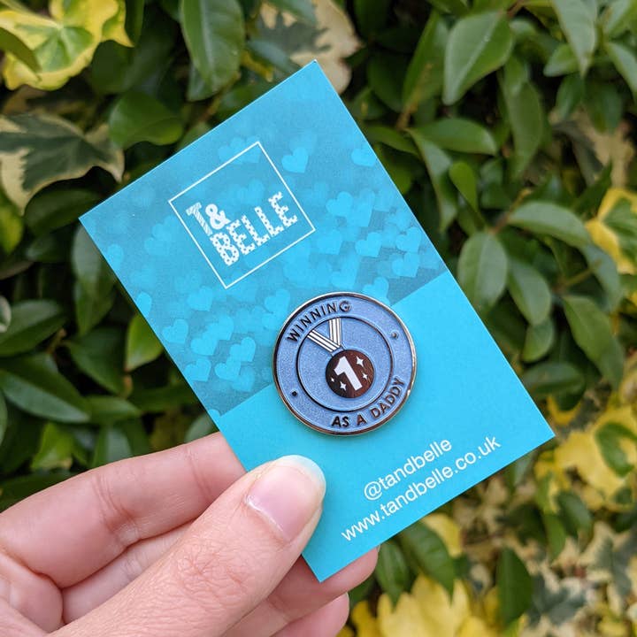 T & Belle – wholesale Lapel pin/button – Winning as a Daddy Blue Enamel Pin Badge