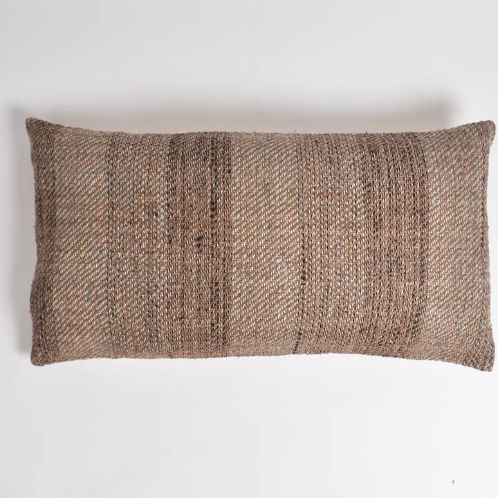 Housse de coussin à rayures en cacao tissée à la main pour la vente par IndieRoots