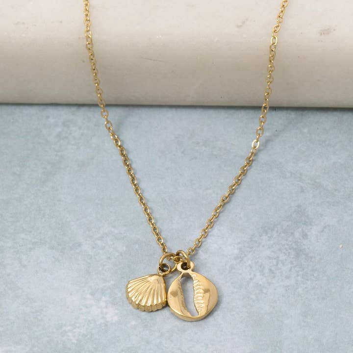 Collier Pendentif Double Coquillage en Acier Inoxydable pour la vente par Fame Accessories