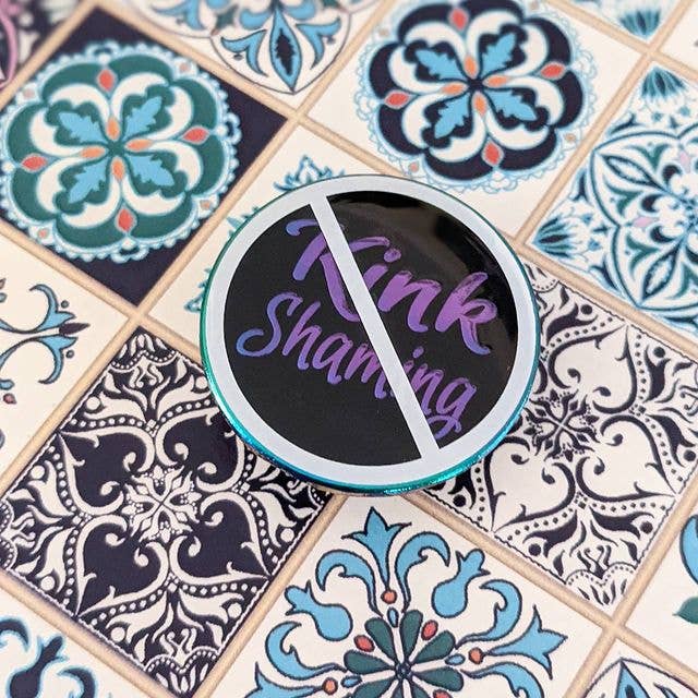 Cunning Linguist Co. – Großhandel Anstecker/Button – Anstecknadel aus weicher Emaille mit Epoxidharz (Schwarz/Regenbogen-Version)