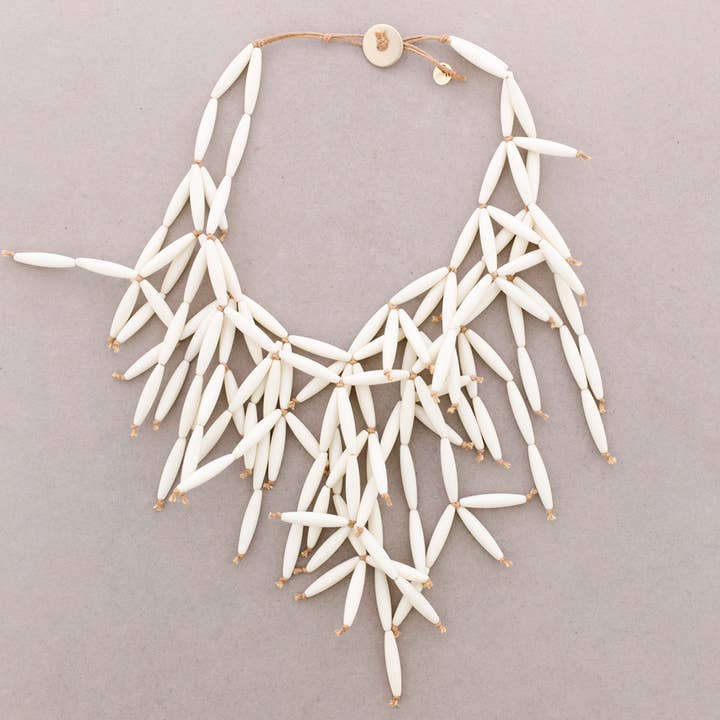 Doppelhalskette mit Perlen und Harzfransen für den Großhandel von Sonata